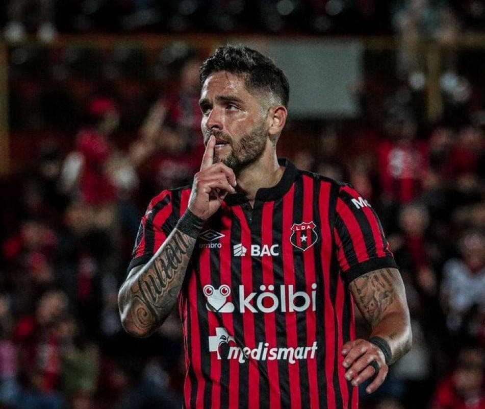 (Opinión) Jonathan Moya: Gritó gol, pidió silencio y generó un escándalo que perjudica a todos en Alajuelense