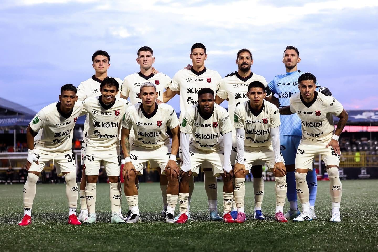 Alajuelense logra salida de jugador peleado con la afición