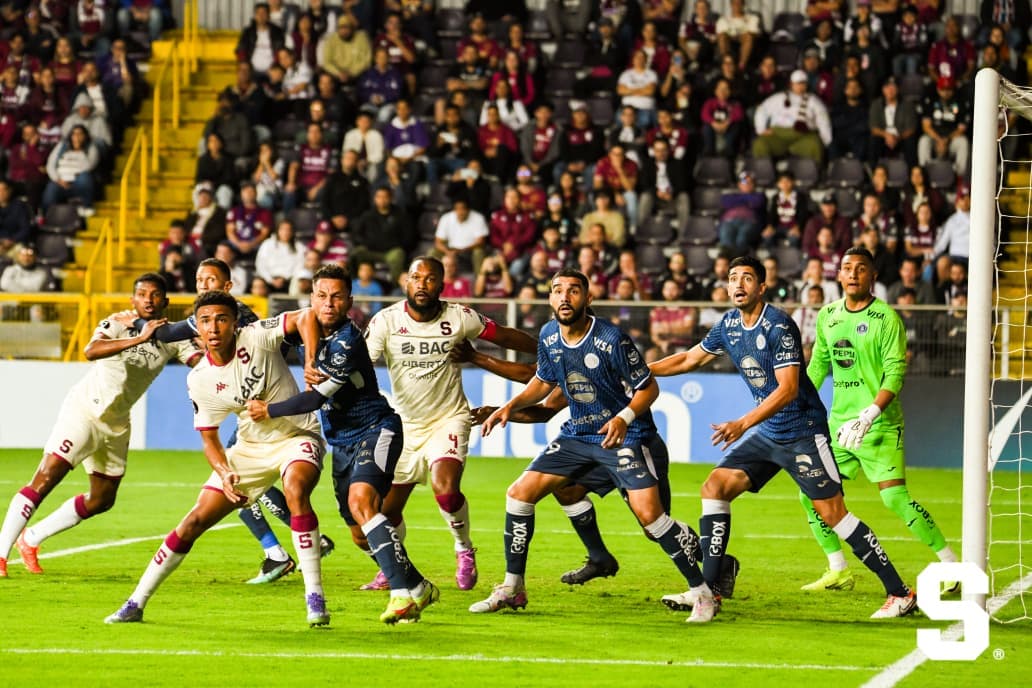 Erick Lonis lo define como 'crack'; afición cuestiona su rendimiento