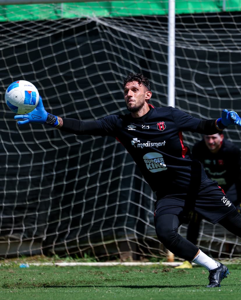 Washington Ortega: Este lunes se decidirá si Alajuelense cuenta con su pilar ante Olimpia