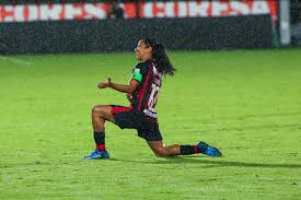 Shirley Cruz sacó el pecho rojinegro y dejó sin aire a los morados en 120 Minutos