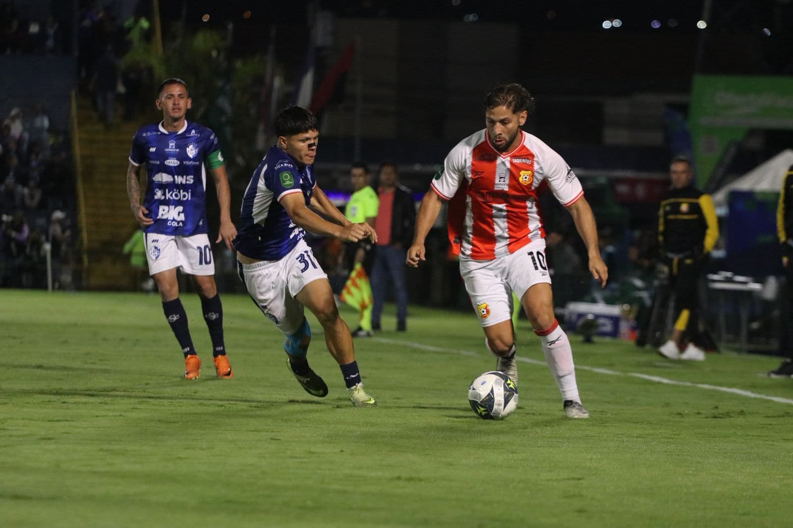 Así quedaron las llantas del carro de los árbitros del juego Cartaginés - Herediano
