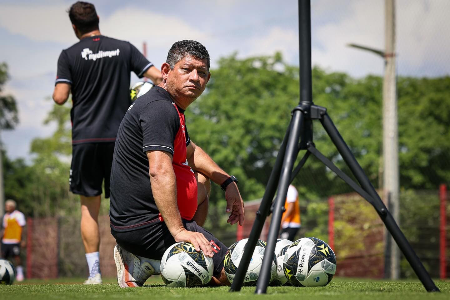 Utilero de Alajuelense carga contra Herediano