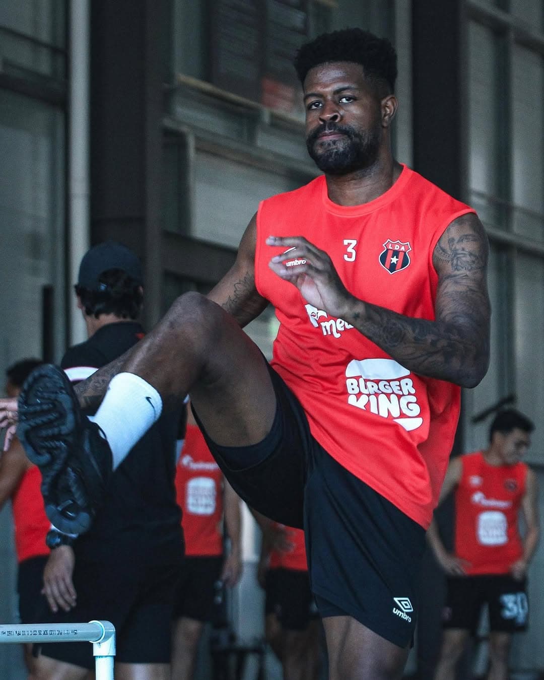 Manjrekar James tiene un regalo para la afición en su peculiar despedida de Alajuelense