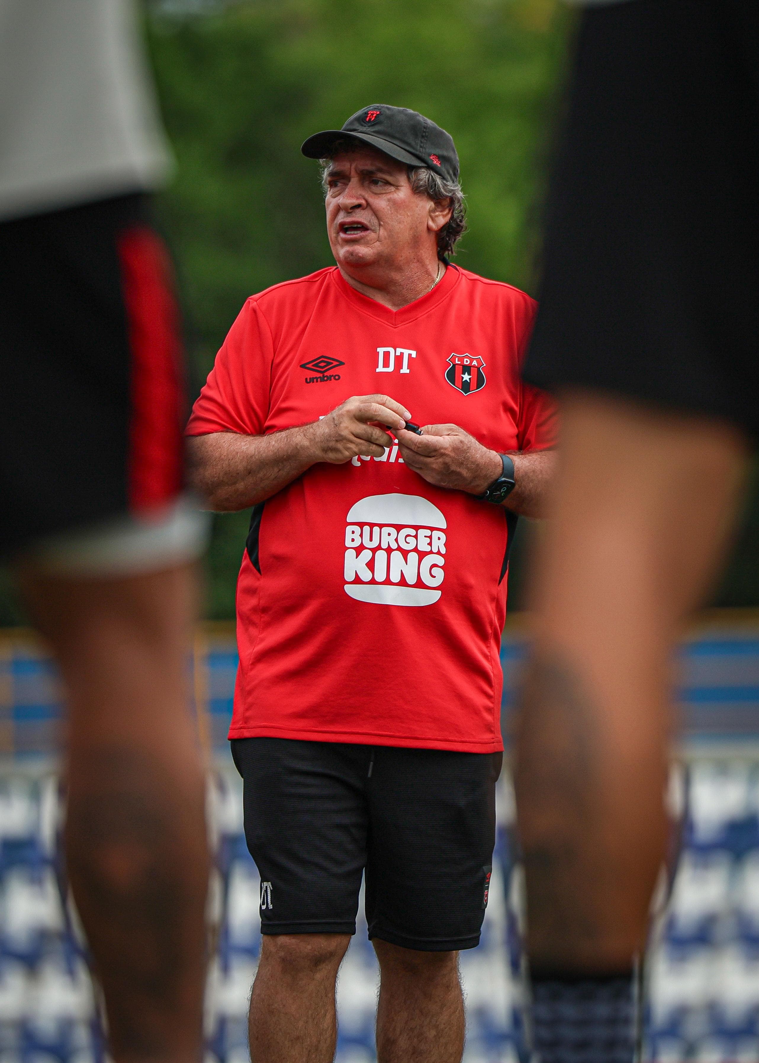 La llamada que pocos vieron: Machillo y Lonis aclararon el sticker más viral del fútbol tico