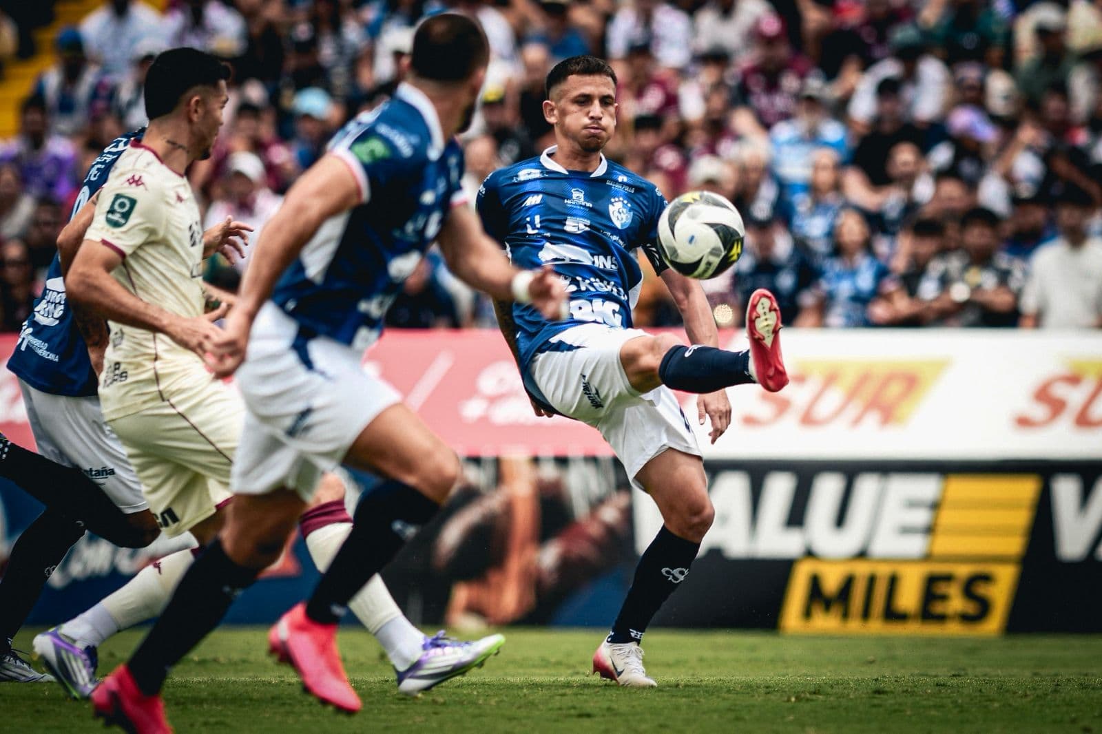 Cartaginés vs. Saprissa: Escuche cómo los árbitros del VAR discutieron polémica acción de primer gol brumoso