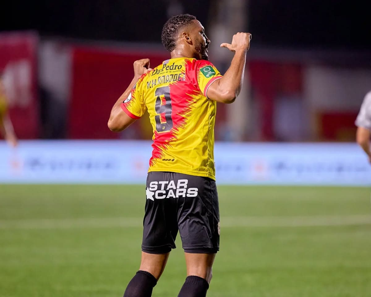 Marcel Hernández juega al gato y al ratón con Herediano