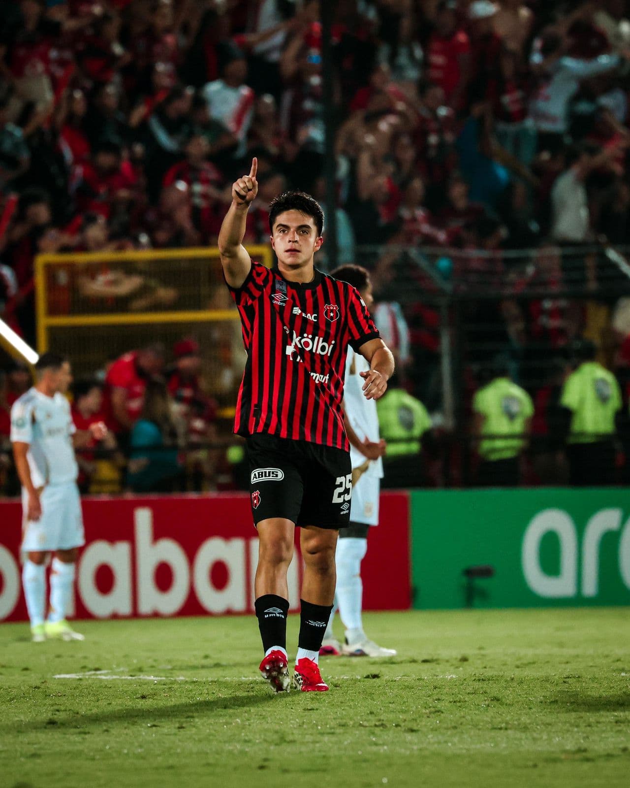 Alajuelense da un parte médico doloroso sobre Santiago Van der Putten